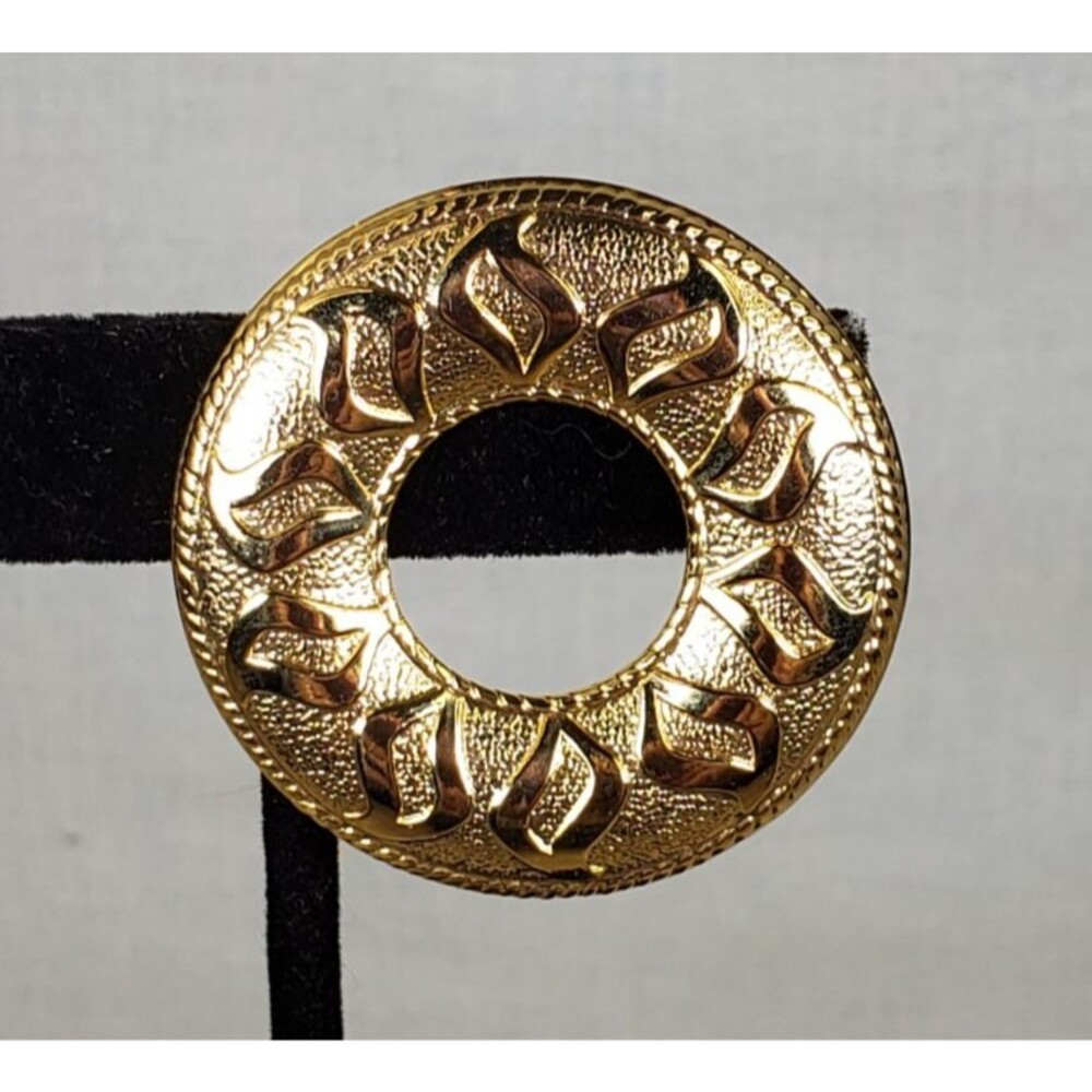 Vintage Signed Kathie Lee Gifford Wreath Design Gold Tone  1.5" Round Scarf Clip
